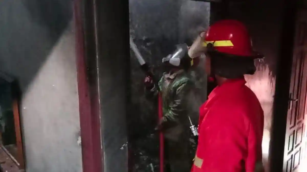 Diduga Dibakar Pemiliknya, Rumah di Jombang Hangus Terbakar