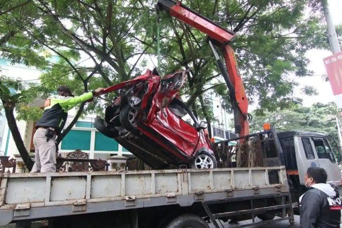 5 Orang Meninggal, Mobil Motor Tunggu Lampu Hijau Dihantam Truk Tronton di Kalimantan