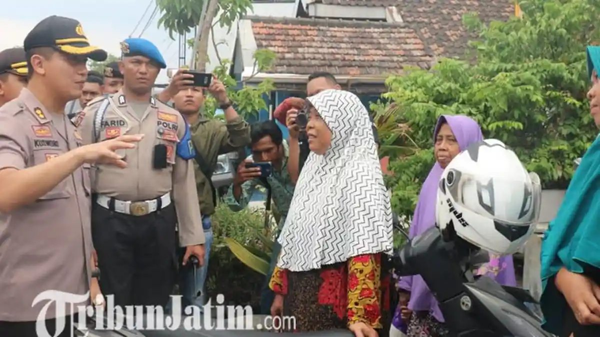 Antisipasi Cuaca Buruk, Polres Gresik Dirikan Tenda Posko Pengungsian di Morowudi
