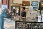 Darwis-sedang-melayani-pelanggan.jpg