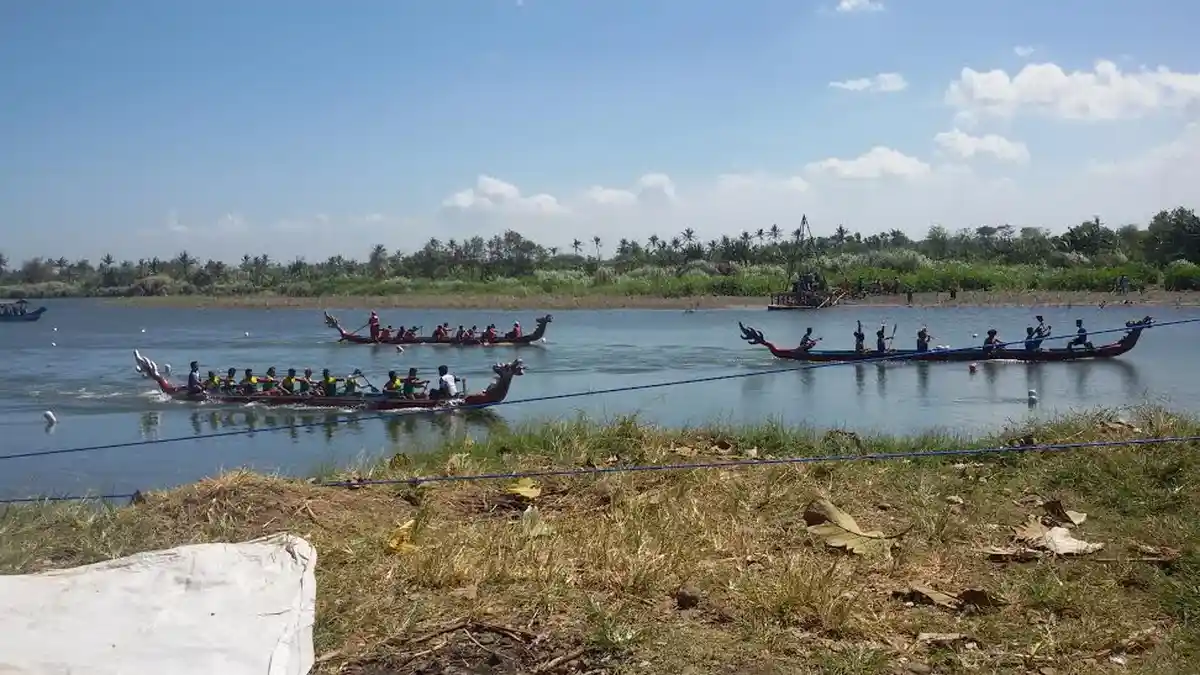 Puluhan Perahu Naga Ramaikan Perayaan Peh Cun