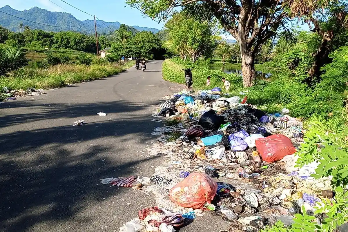 Jorok ! Warga Buang Sampah di Pinggir Jalan Poros Lama Kalukku-Mamuju,Sungai Ikut Tercemar