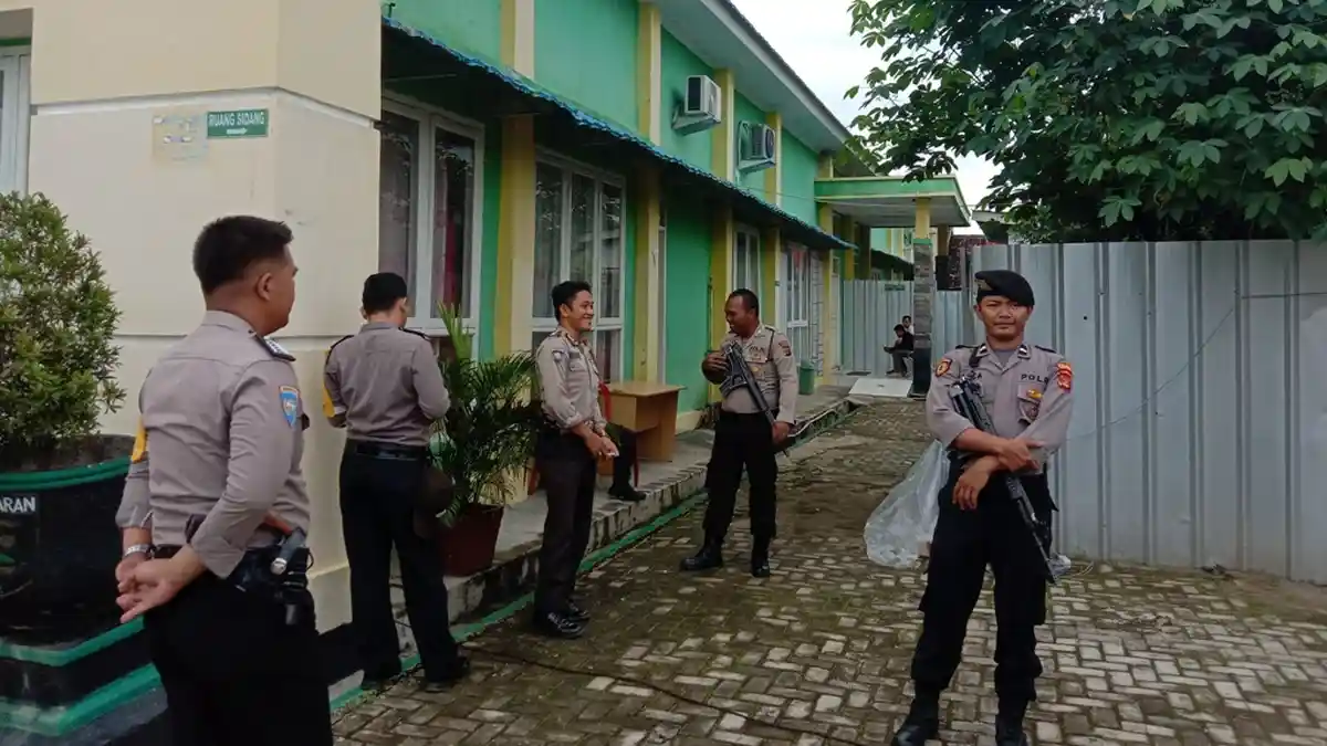 Polisi Bersenjata Amankan Sidang Perdana Tewasnya Mahasiswa FISIP Unila