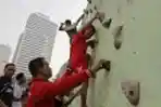 Belajar Memanjat Tebing