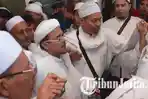 rizieq-shihab-dikawal-ketat-para-pengikut-fpi_20170411_145148.jpg