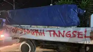 truk-sampah-tangsel-di-kelurahan-cilowong-kota-serang-selasa-26102021.jpg