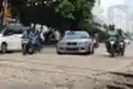 Jalan Pintu Perlintasan Kereta Api Mas Mansyur Rusak