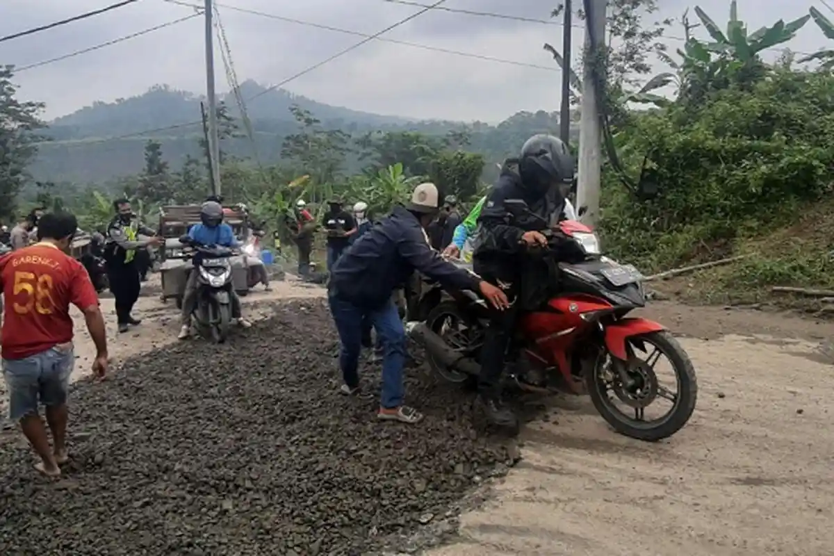 Jalan Menuju Objek Wisata Guci Tegal Ambles di Clirit View, Pengguna Jalan Harus Bergantian