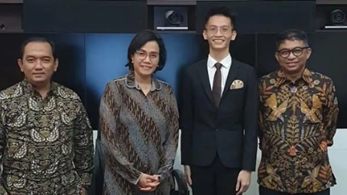 Perjuangan Mendra Roberto, Skripsi Diuji Sri Mulyani, Terus Berkarya Meski Ayah Lulusan SD