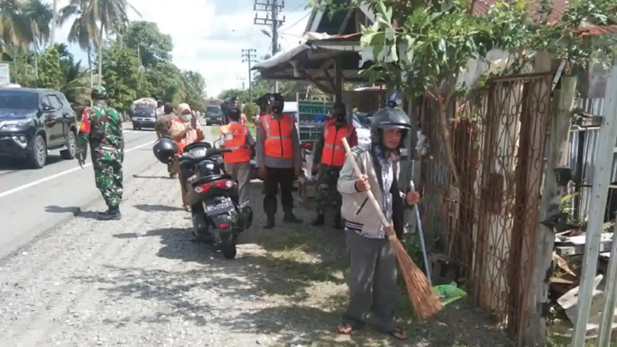 Pelanggar Tak Pakai Masker Kena Sanksi Sapu Jalan, Tim Peucrok Gelar Operasi Yustisi