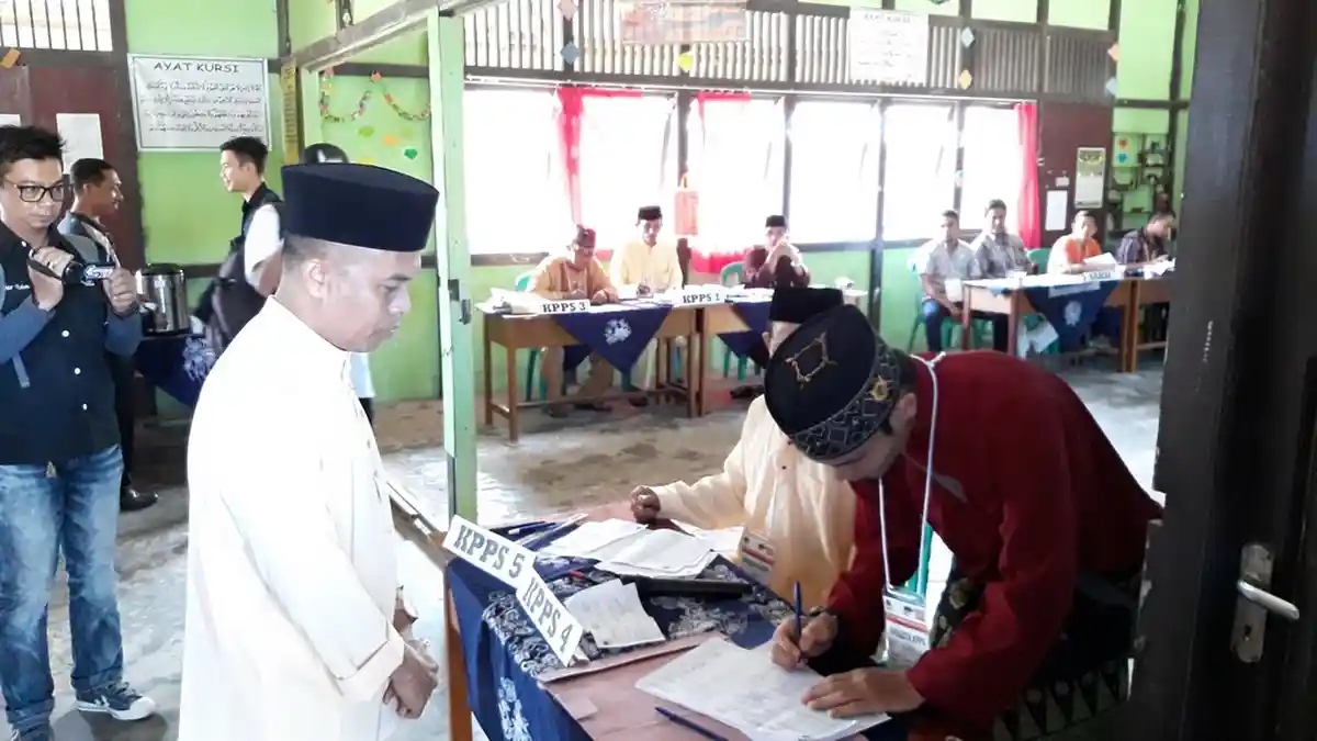 Bupati Sambas Mencoblos di TPS 004 Tumuk Manggis