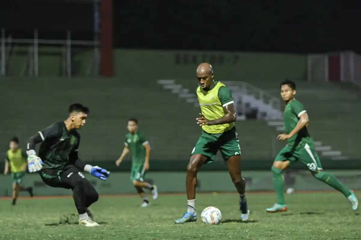 Pemain Anyar Persebaya makin Padu, Uston Nawawi Optimis Amankan Poin Lawan RANS Nusantara