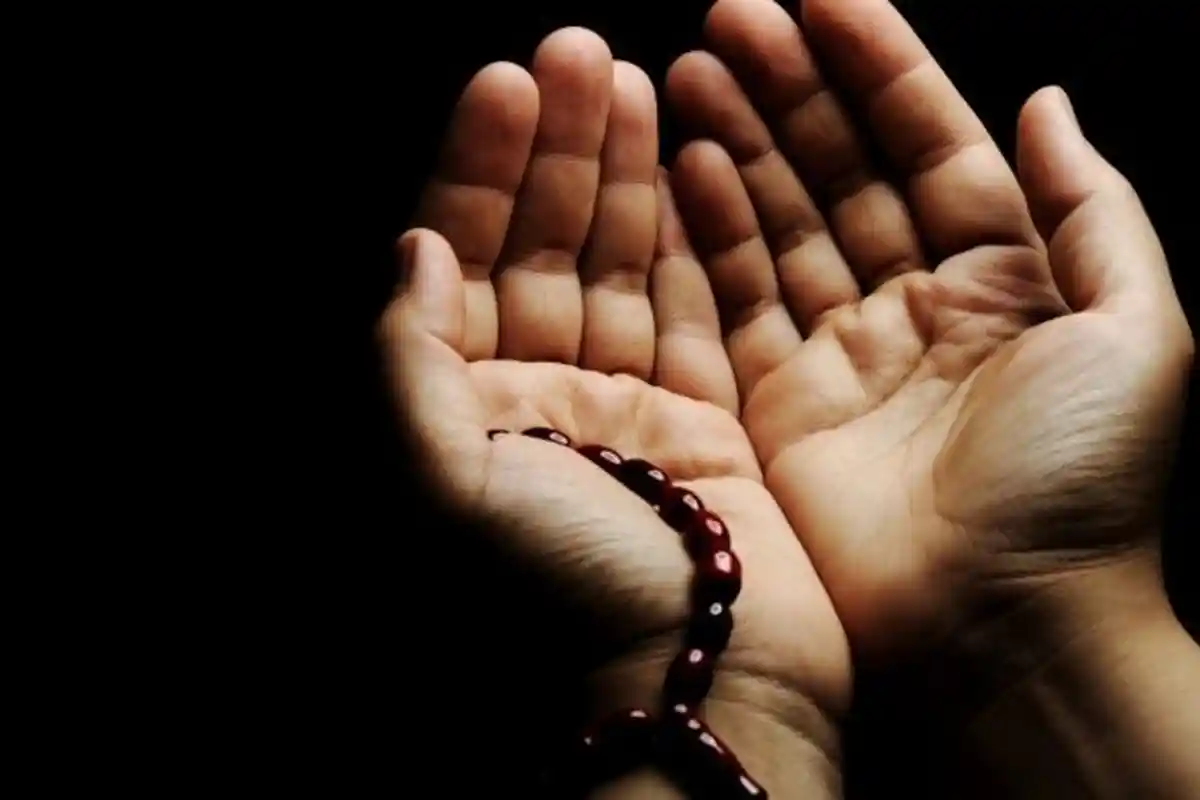 Keutamaan Membaca Surat Al Kahfi di Hari Jumat, Cahaya Memancar dari Bawah Kakinya