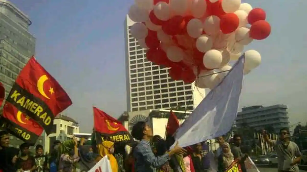Kamerad Terbangkan Balon Merah Putih Ajak Warga Tolak UU Pilkada