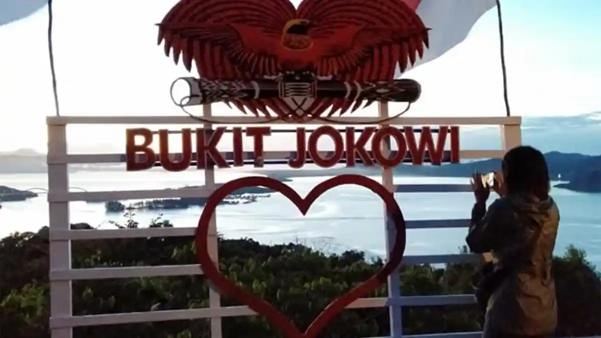 Menikmati Syahdunya Momen Matahari Terbit dari Atas Bukit Jokowi