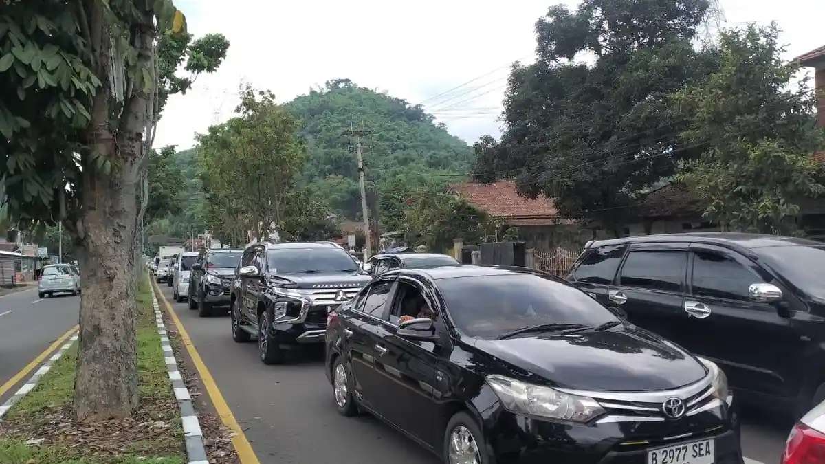 Libur Panjang Isra Miraj dan Imlek 2025, Jalur Wisata Ciwidey Bandung Padat, Banyak Mobil Plat B