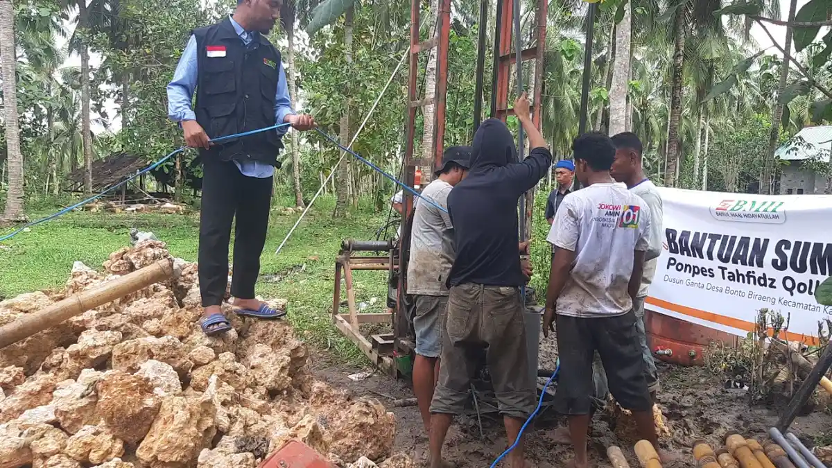 Laznas BMH Bangun Sumur Bor untuk Pondon Pesantren di Kajang Luar