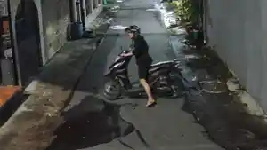 MALING-MOTOR-Tangkap-layar-rekaman-CCTV-saat-maling-mencuri-motor-di-Laweyan-Solo.jpg