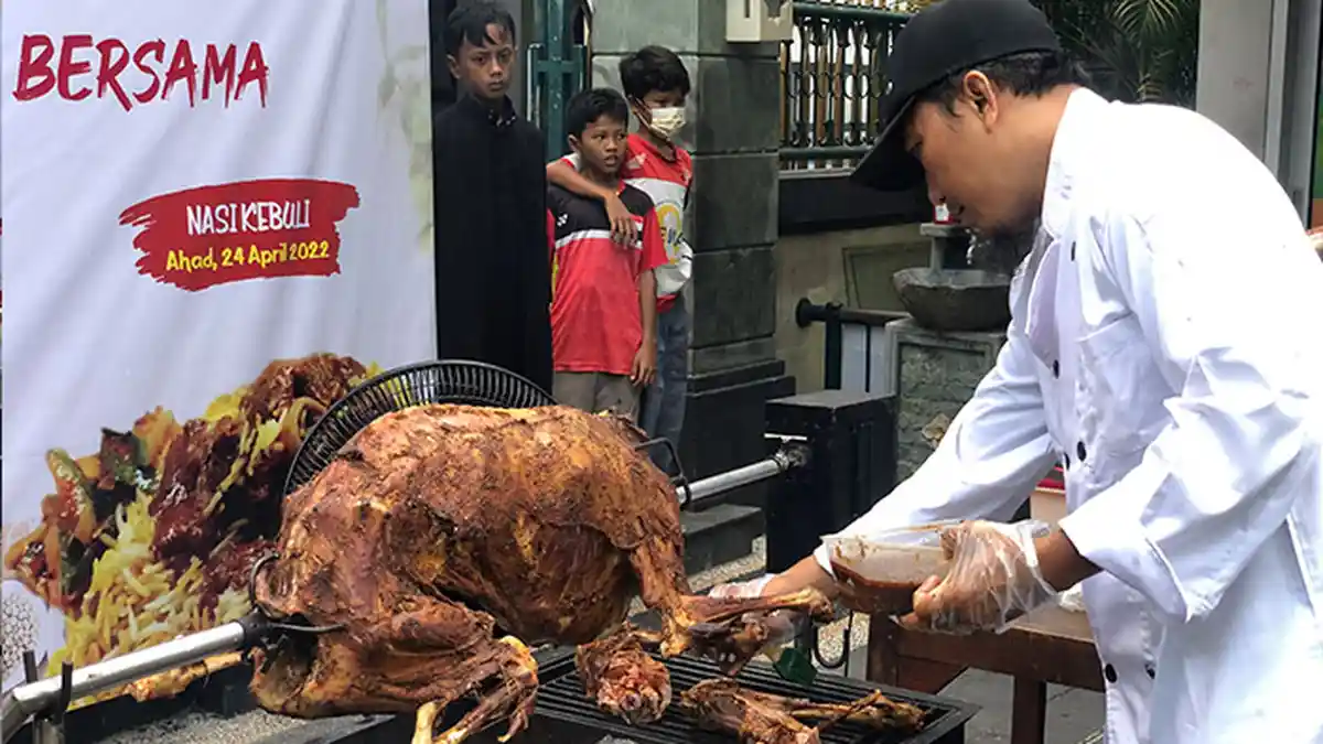 Mukbang Kambing Guling, Masjid Baitul Makmur Denpasar Gelar Buka Puasa Bersama