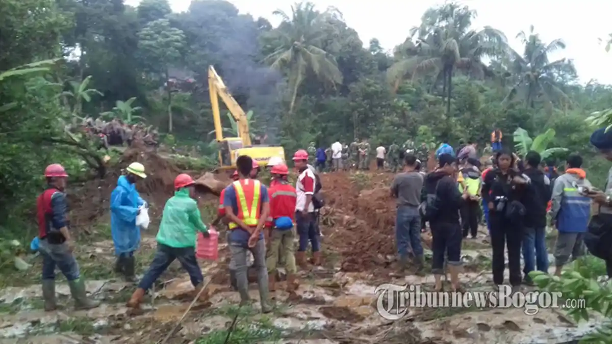 Sempat Tertimpa Reruntuhan Rumah, Pria Ini Sedih Tak Bisa Selamatkan Bocah Tertimbun Longsor