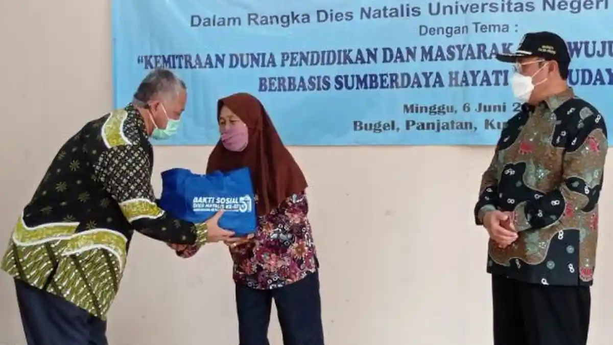 Dies Natalis ke-57, UNY Bagikan 350 Paket Sembako Bagi Warga di Kalurahan Bugel Kulon Progo