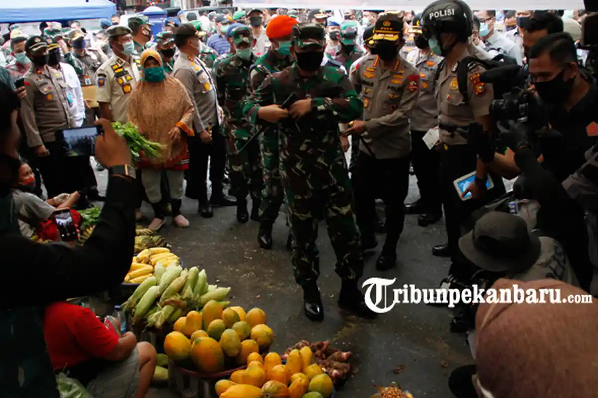 Kunjungi Pasar Kodim Panglima TNI Sapa Pedagang: Rejekinya Bertambah Kalau Pakai Masker
