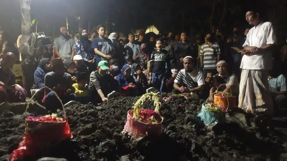 Empat Anggota Keluarga Korban Bus Tol Sumo Dimakamkan Satu Liang Lahat