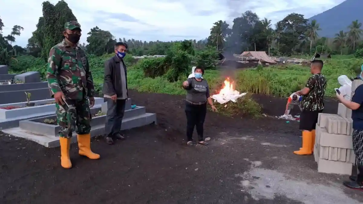 Ratusan APD Habis Pakai Dimusnahkan dengan Cara Dibakar