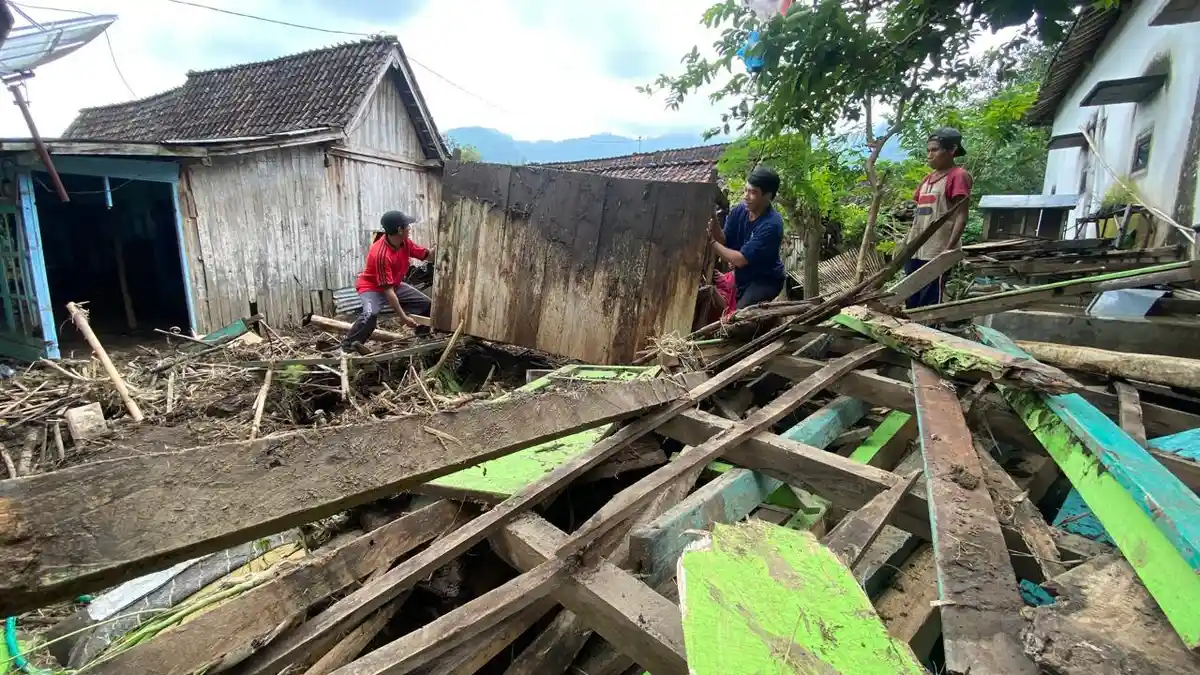 Gotong Royong Bersih-Bersih Material Banjir Bandang Bondowoso