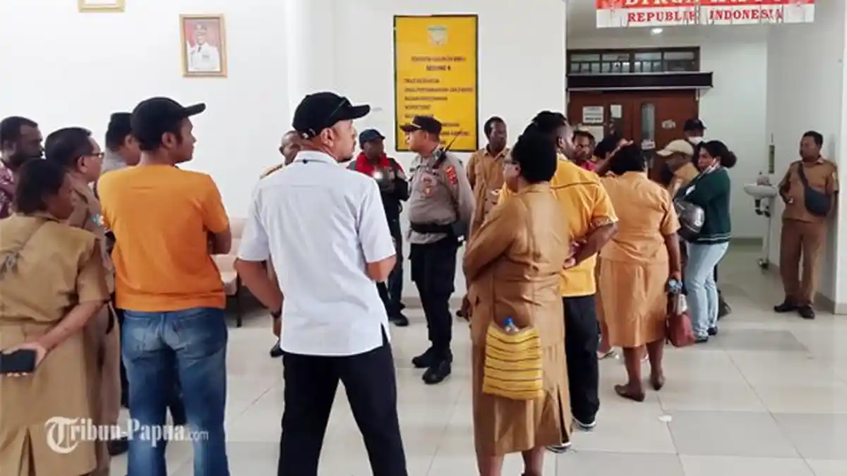BREAKING NEWS: Tak Pernah Dilibatkan, Sekretaris Segel Kantor Dinkes Mimika