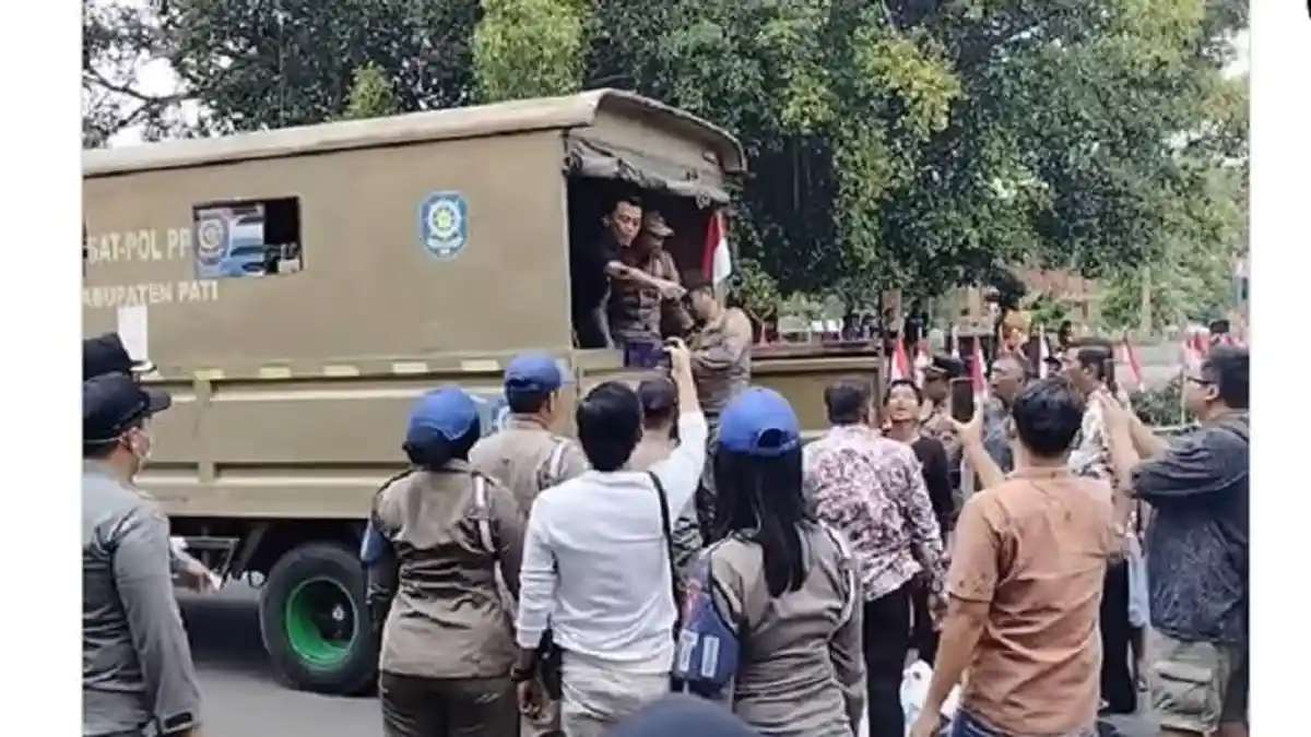 Satpol PP Rampas Donasi, Warga Pati Ramai-ramai Melawan !