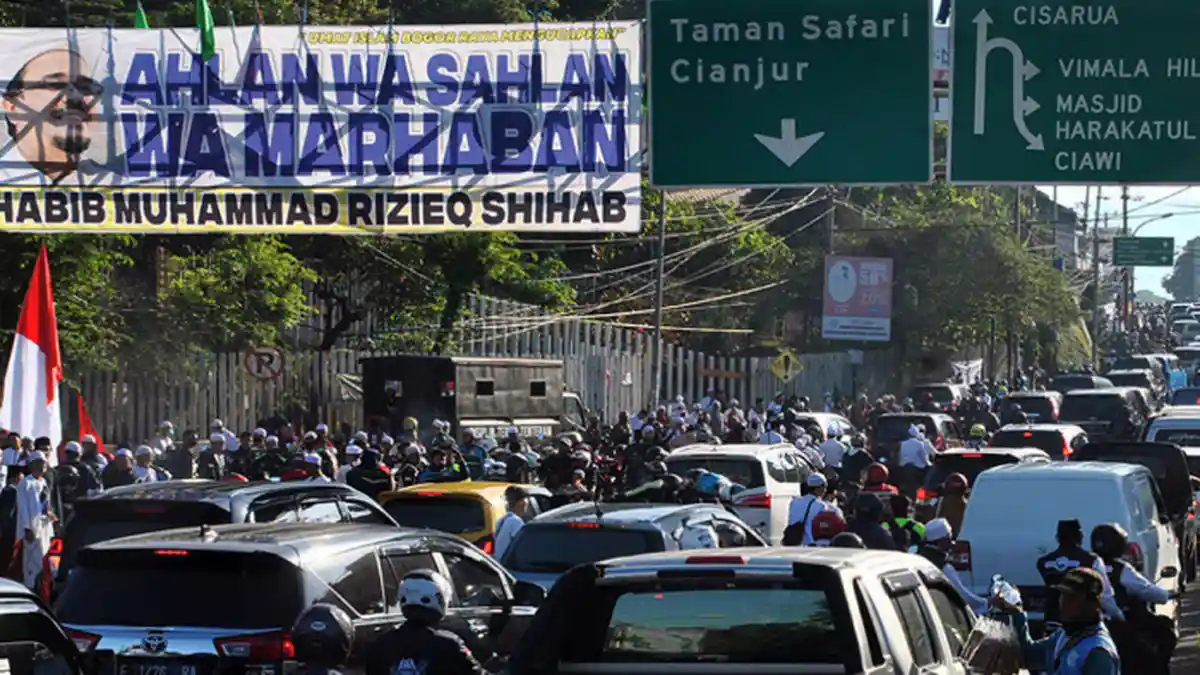 FOTO - Lautan Manusia Sambut Kunjungan Habib Rizieq Shihab di Puncak Bogor - kendaraan-memadati-jalur-puncak.jpg