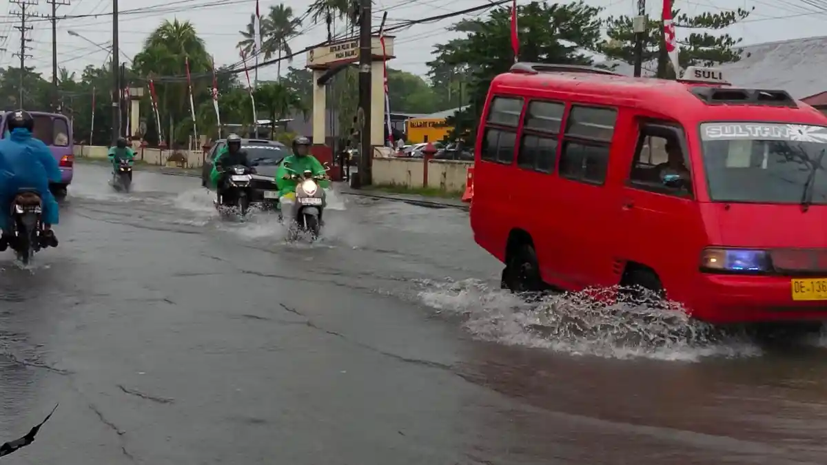 Hujan Deras, Jalan Depan SPN Passo Tergenang Air:  Pengendara Resah