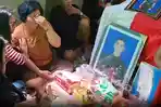 Keluarga-menangis-di-depan-jenazah-Pratu-Aprianus.jpg