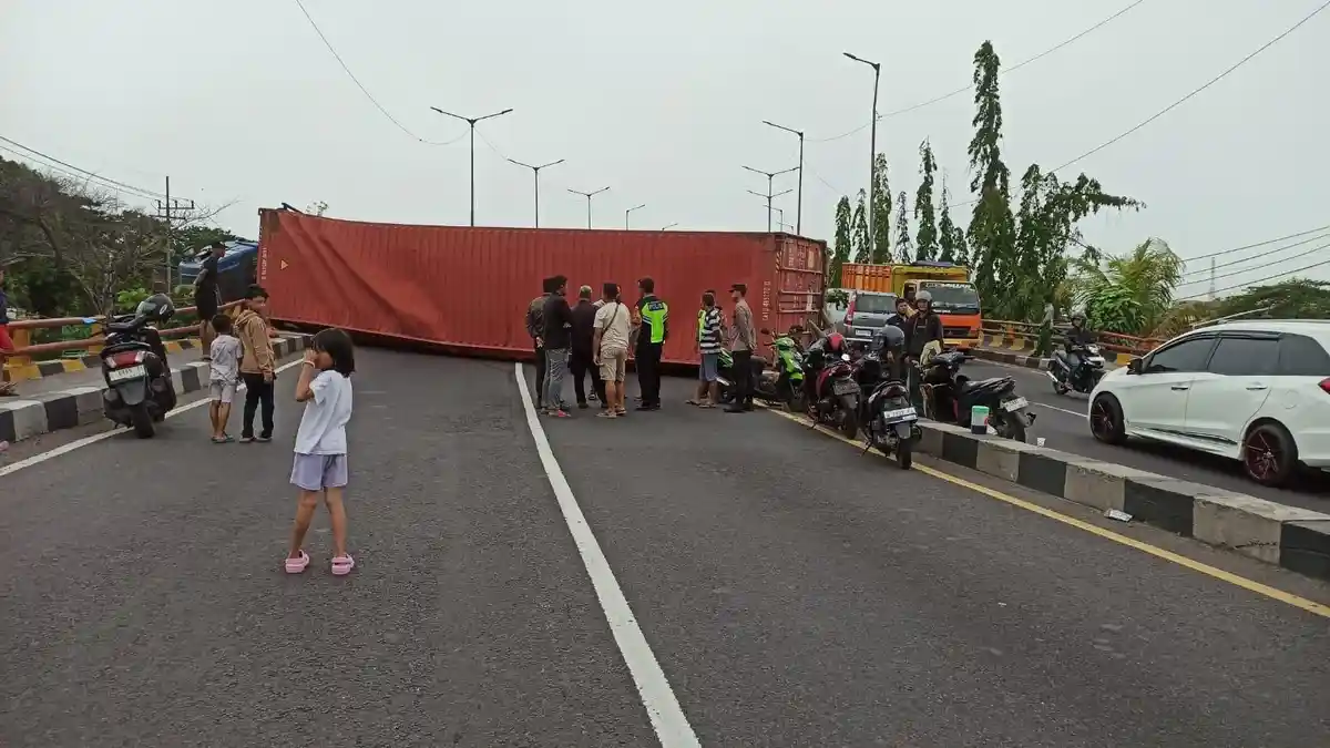 Kontainer Terguling, Melintang di Jalan Raya Trosobo Sidoarjo, Tak Kuat Menanjak 