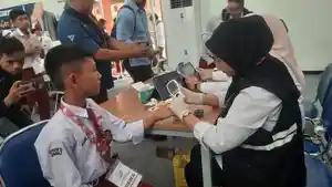 Para-siswa-Sekolah-Rakyat-di-Sentra-Terpadu-Inten-Soeweno-Cibinong-tes-kesehatan.jpg