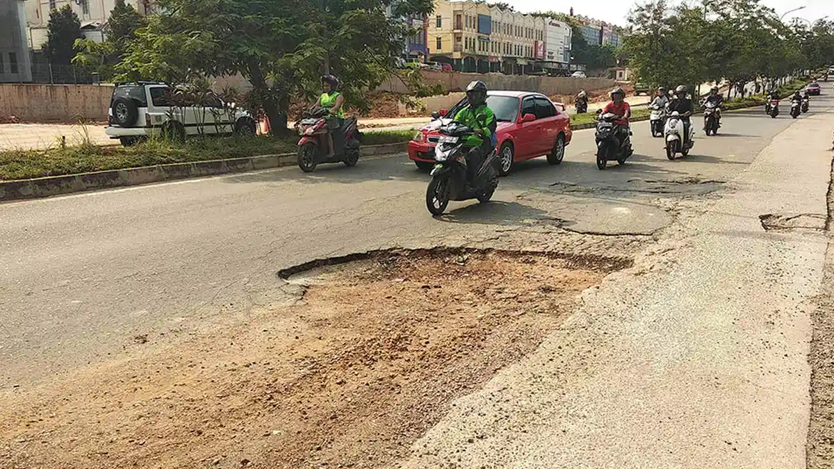 BEWARE! Road in Sei Panas is Perforated and Could Endanger Drivers