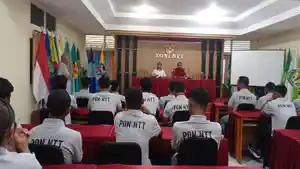 Wakil-Ketua-Umum-KONI-NTT-Alfridus-Bria-seran-melepas-tim-sepakbola-NTT-ke-PON-ACEH-SUMUT.jpg