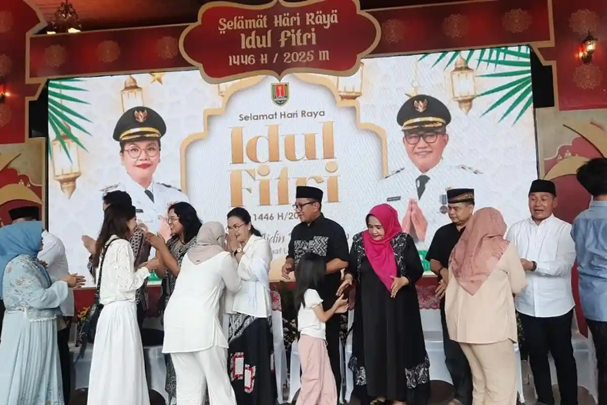 Agustina-Iswar Jamu Warga dengan Beragam Hidangan saat Open House Idulfitri di Balai Kota Semarang