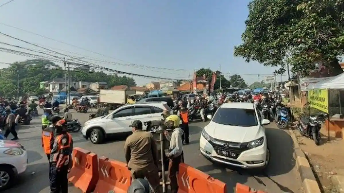 Kemacetan Panjang Juga Terjadi di Pertigaan Terminal Pondok Cabe, Kendaraan Dipaksa Putar Balik
