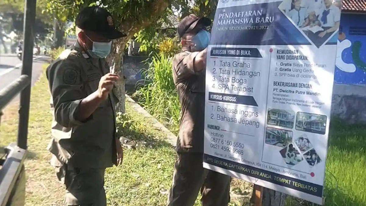 Ganggu Estetika Kota Negara, 20 Reklame Diturunkan Satpol PP Jembrana