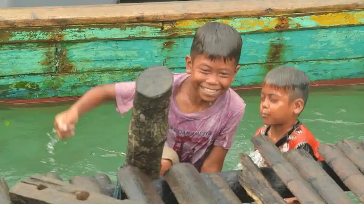 Anak-anak Kampung Nelayan di Banyuasin Buta Aksara