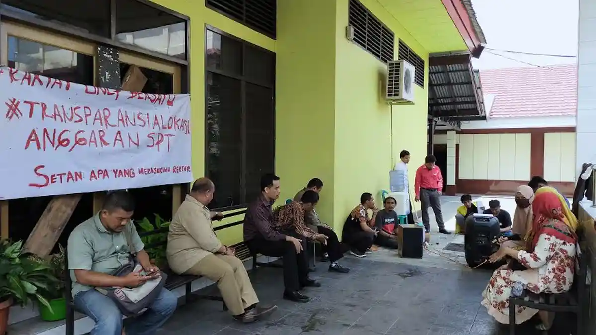 Nginap di Kampus, Mahasiswa Masih Segel Rektorat UNCP Palopo