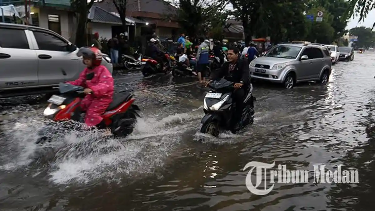 Berita Foto: Warga Dorong Sepeda Motornya yang Mogok saat Terobos Banjir di Sei Batang Hari - 29092023_BANJIR_MEDAN_DANIL_SIREGAR_4jpg.jpg