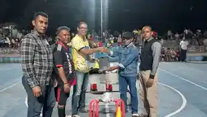Plt-Lurah-Ekasapta-Dave-Valentino-Mautuka-menyerahkan-peralatan-latihan.jpg