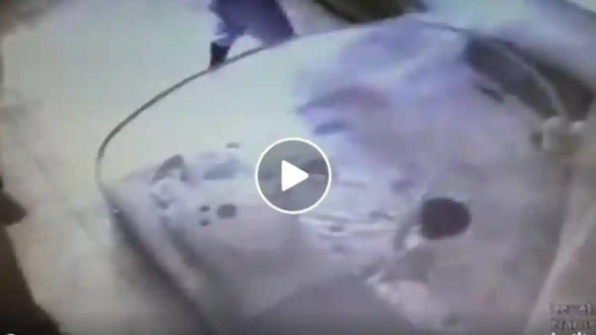 Ibu Heran Bayinya Tak Pernah Ngompol Sejak Ada Babysitter, Syok Lihat CCTV, Langsung Hajar Pengasuh