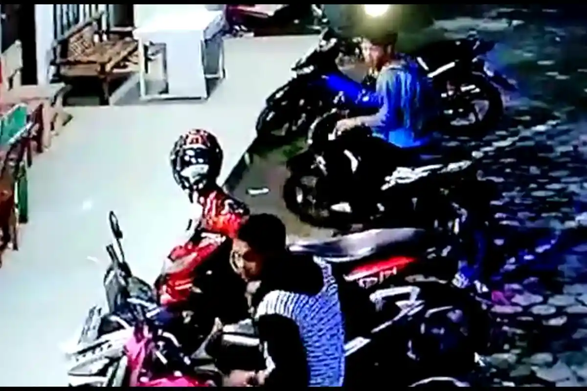 Nekat, 2 Pelaku Curanmor Beraksi di Depan Kantor Masjid Jami Khairunnas yang Dipasang Tombol Panik!