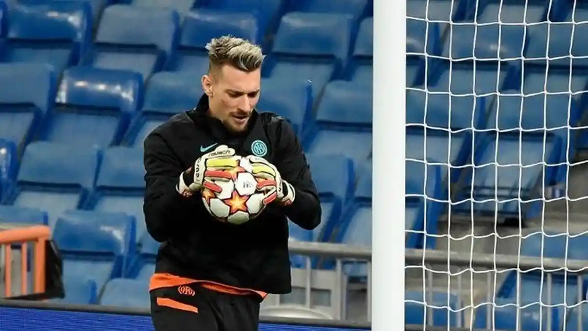 Ketika Kiper Cadangan Inter Milan Menangis di Lapangan, Netizen: Dia Mata-mata AC Milan