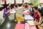 Sekda-Gianyar-I-Gusti-Bagus-Adi-Widhya-Utama-memimpin-rapat-Tim-Pertimbangan-Hukuman-Disiplin.jpg