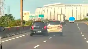 viral-senggolan-Livina-dan-Avanza-di-Tol-Tanjung-Priok.jpg